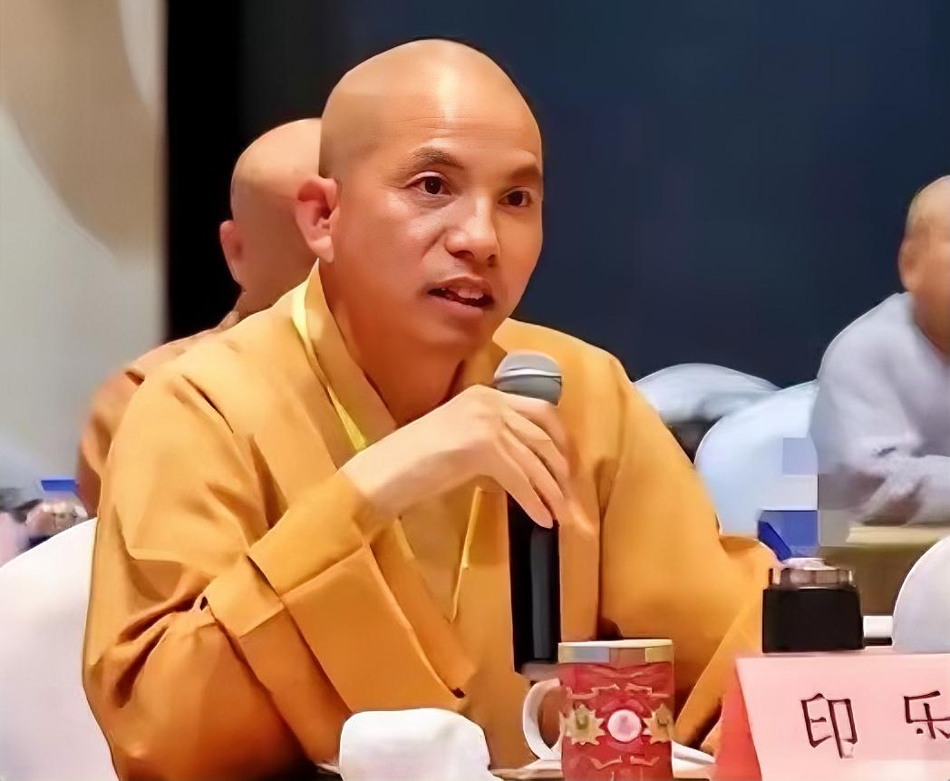 有记者问印乐法师：“少林寺依靠商业化运作，使经济与社会效益达到双赢，您有没有这样