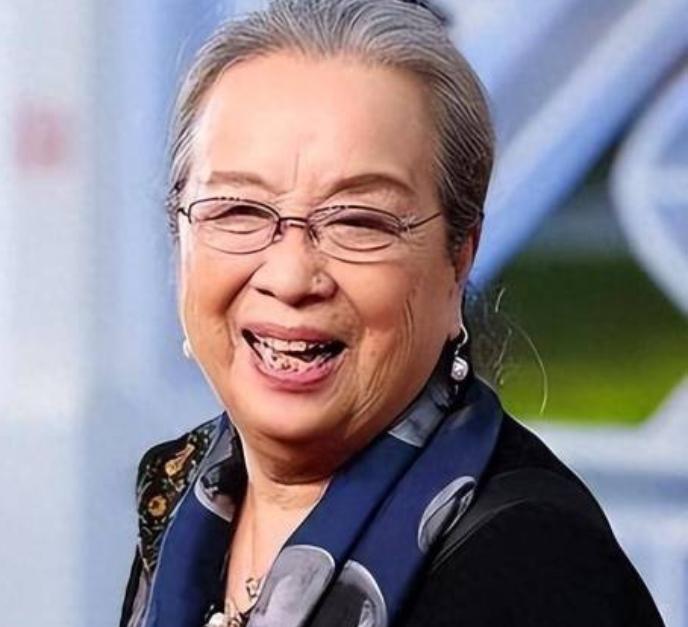 最近，有网友偶遇了90岁的著名演员李明启老师。生活中的她和蔼可亲，与《还珠格格》