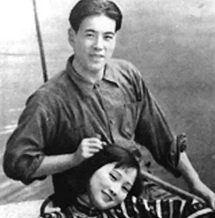 1940年，大汉奸汪精卫请唐生明吃饭，他端着酒杯走到唐生明面前，说，我得到消息，