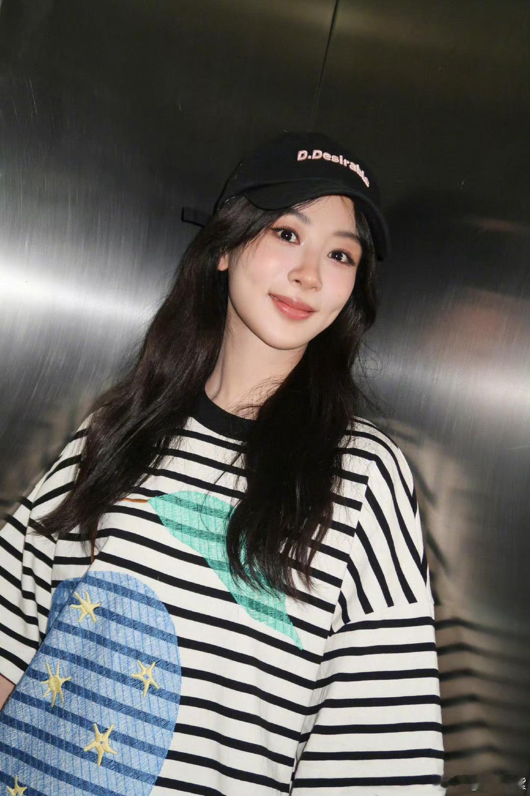 #杨紫晒九宫格库存照#  杨紫晒九宫格库存照，是不同风格的紫妹，每一张都好美呀！