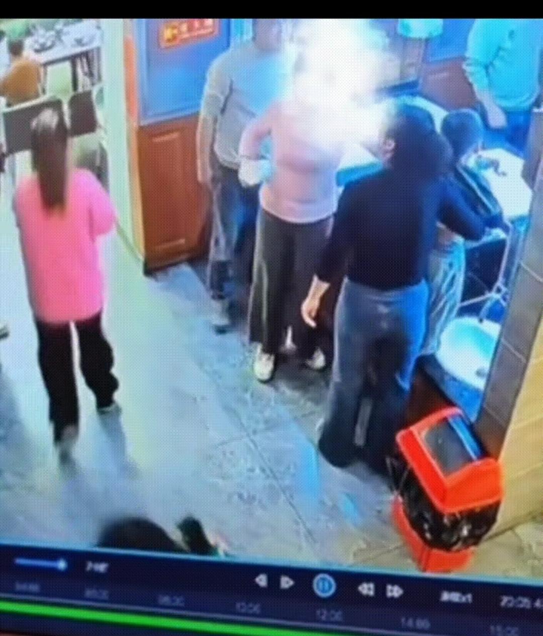 真的气到发抖！就因为妻子被孩子撞了麻筋，不小心把热汤泼到娃身上，男人非但不帮忙处