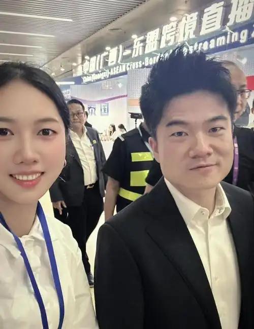第一眼看见董宇辉，
真的被狠狠治愈了
说实话，完全没觉得他是网红顶流。

他没有
