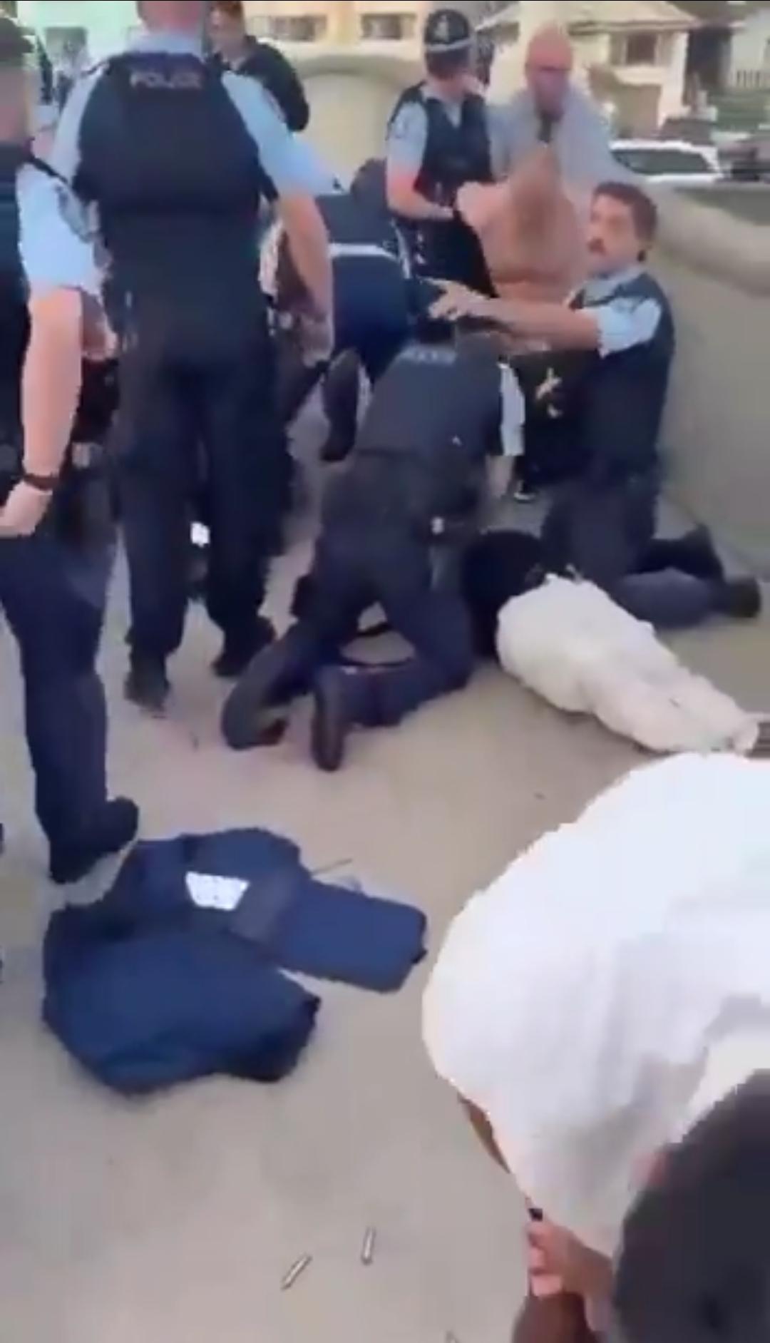 突发新闻——警方已制服邦迪海滩的两名枪手。有报道称，枪手向人群射出了50多发子弹