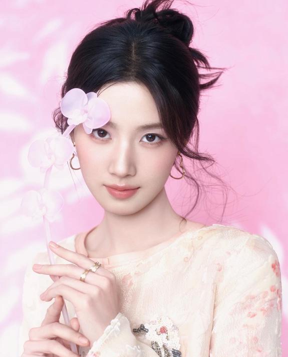 1. 卢昱晓的公司为她谈下了光线的小成本电影《谋杀者的告白》，男主是光线新人李孝