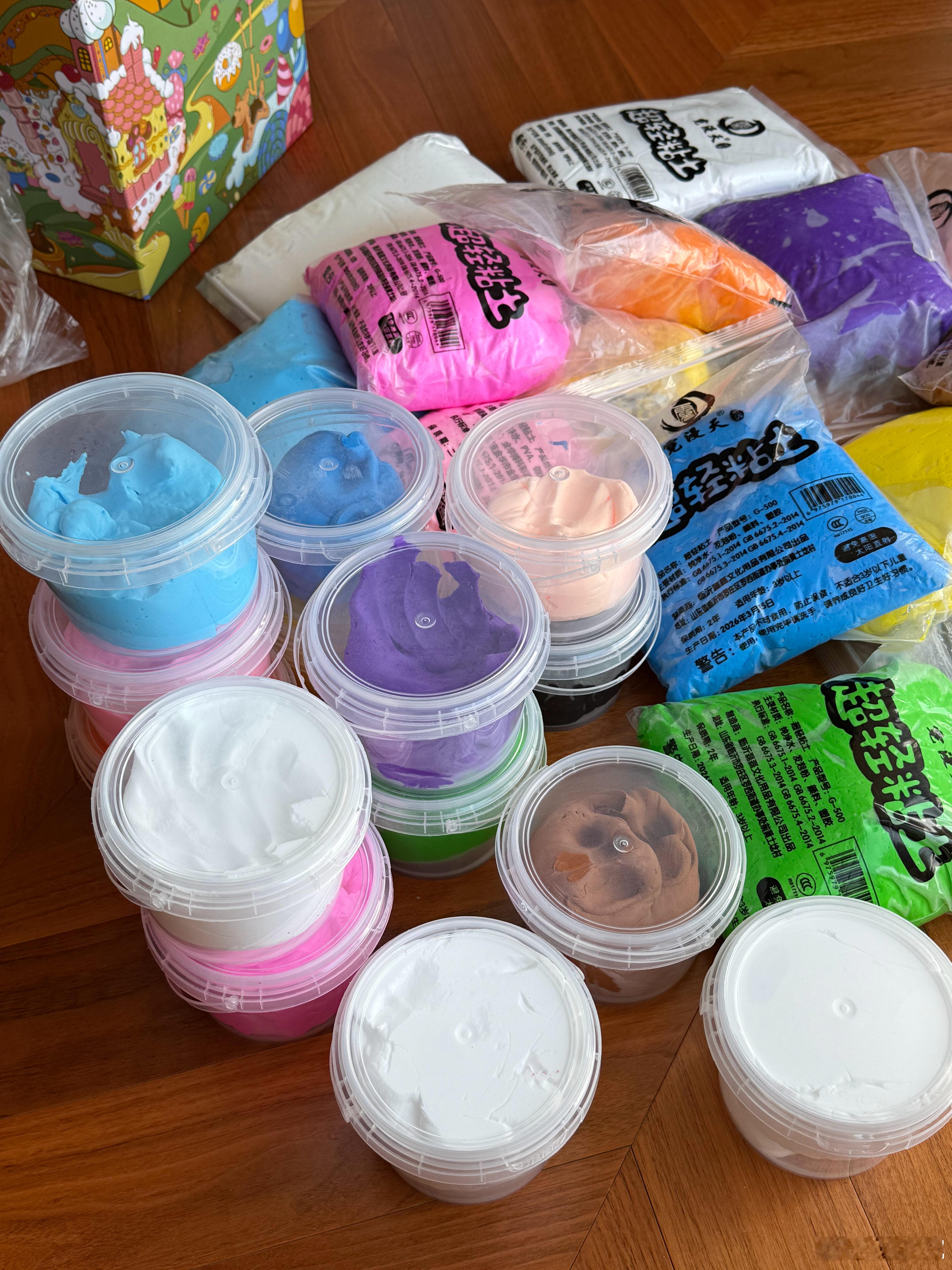 给姐的暑假做准备买了好大一堆超轻粘土，准备带姐做手工姐点名要一根爪爪冰棍，安排～
