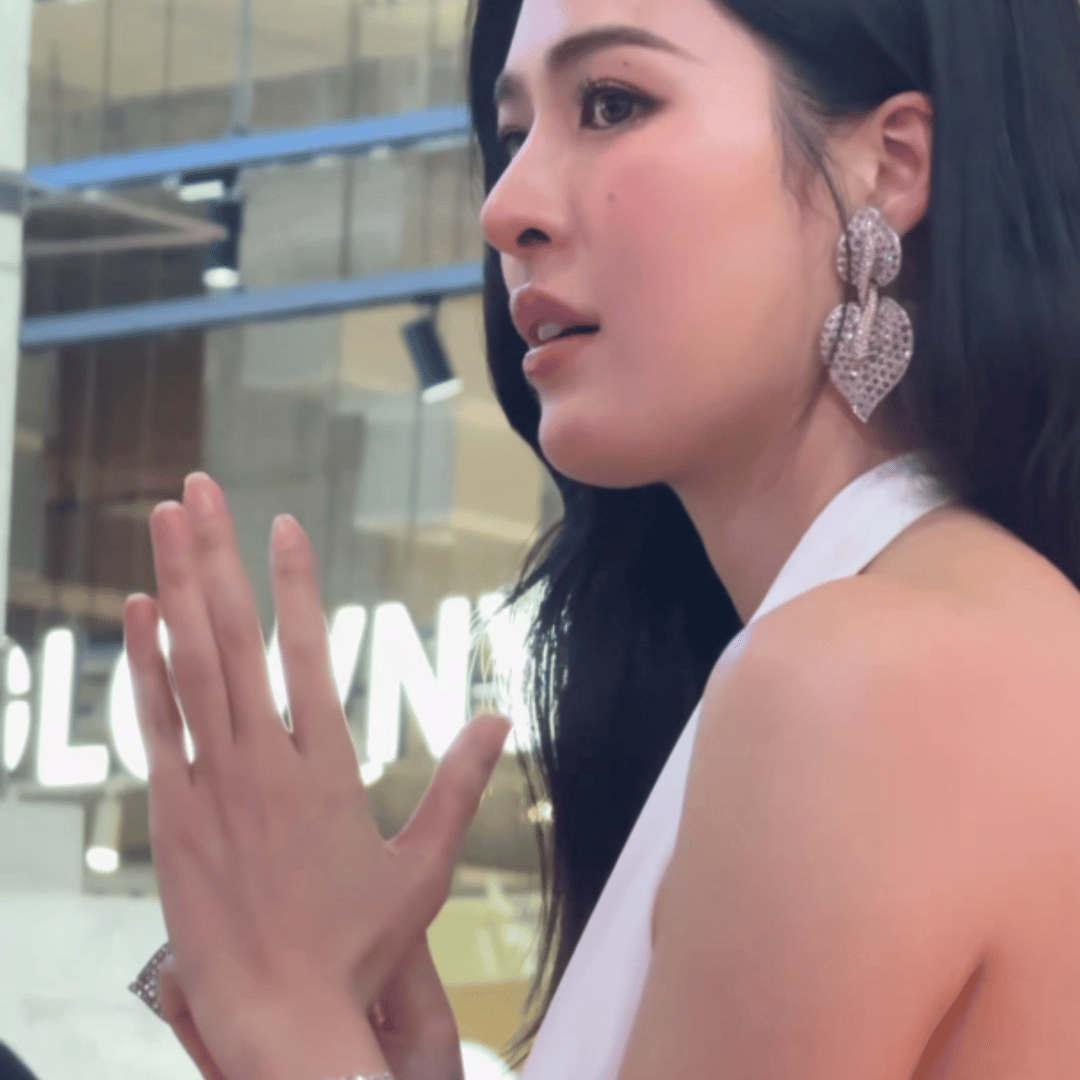 皱一下眉都心疼邝玲玲