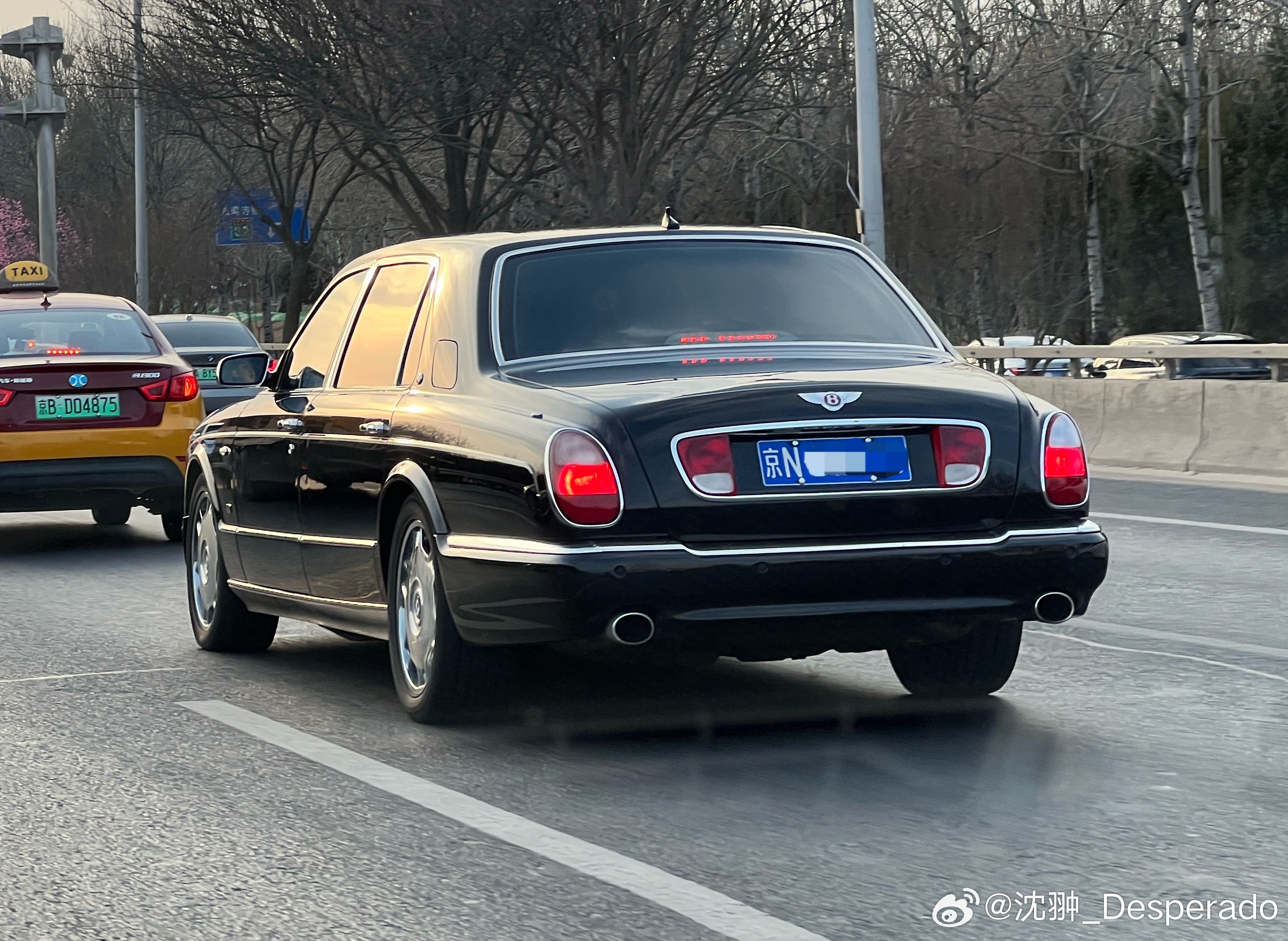 一台宾利雅致从我身边缓缓飘过。北京的夕阳打在这台老车的腰线上映射出微微橙光，简直