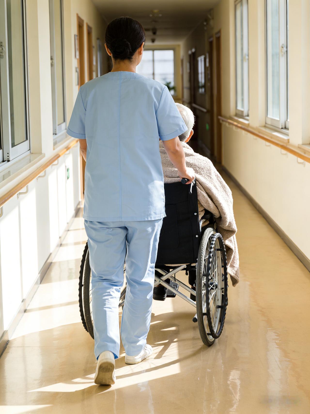 一位养老院的护工令人深思的话：
“谁也不要生儿育女，都是最蠢的行为。
耗尽一生得