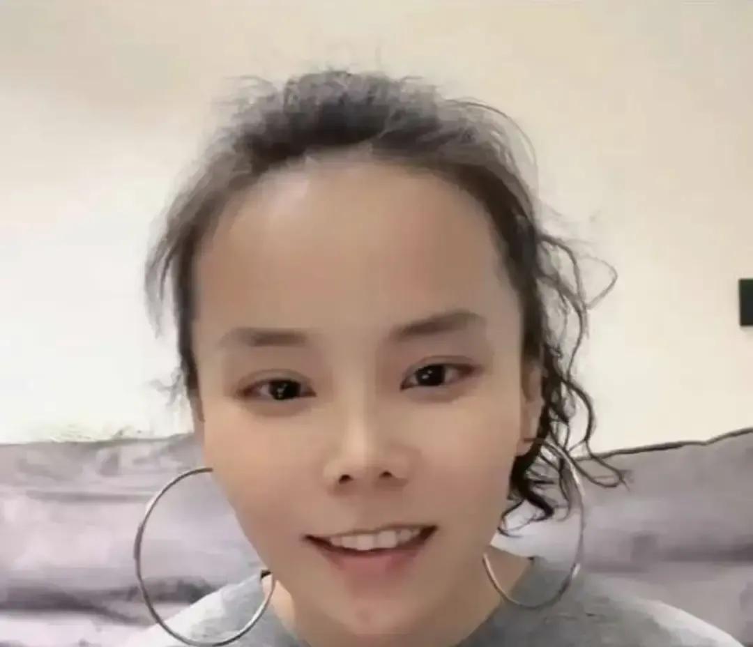 直播里，妞妞不在镜头了。
弹幕里开始炸锅。
大家比侦探还侦探呢。
真相其实简单又