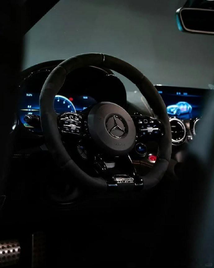 AMG GT Blackseries，以优雅之名，展现非凡力量。每一寸肌肉都在诉