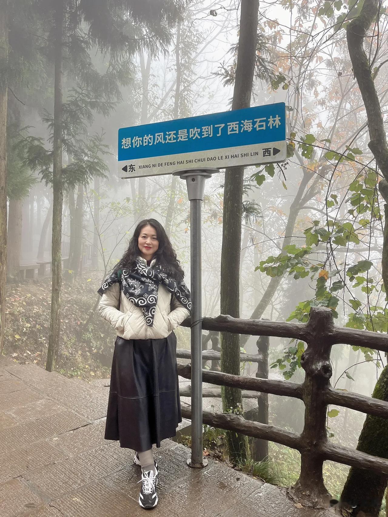 在旅游的路上，导游，司机推销商品一般都是高出价50％以上，其实，司机导游都有自己