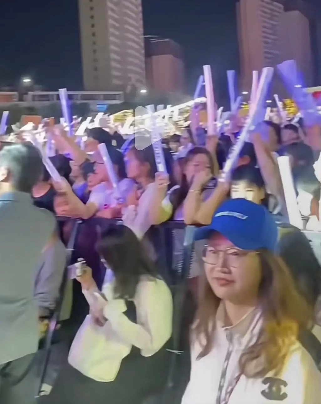 李行亮商演，有人偶遇麦琳了，穿着小香。 ​​​