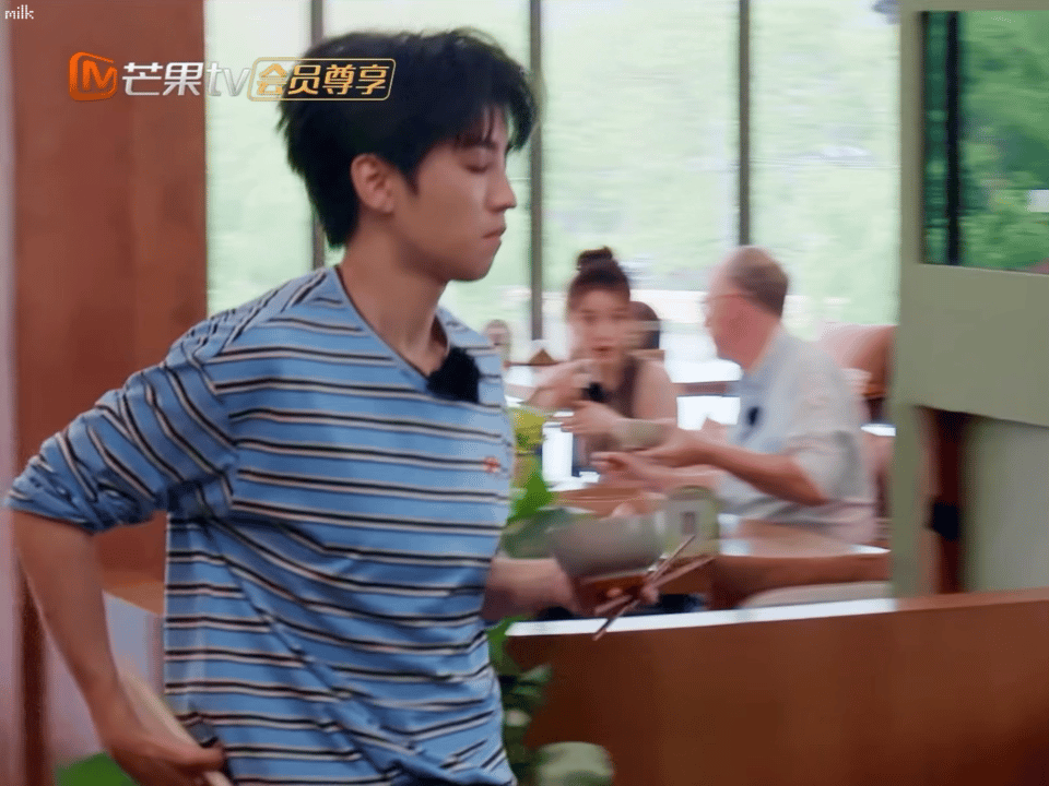 哥哥好帅的一个瞬间…走个路而已怎么这么拽啊🥵王俊凯中餐厅10