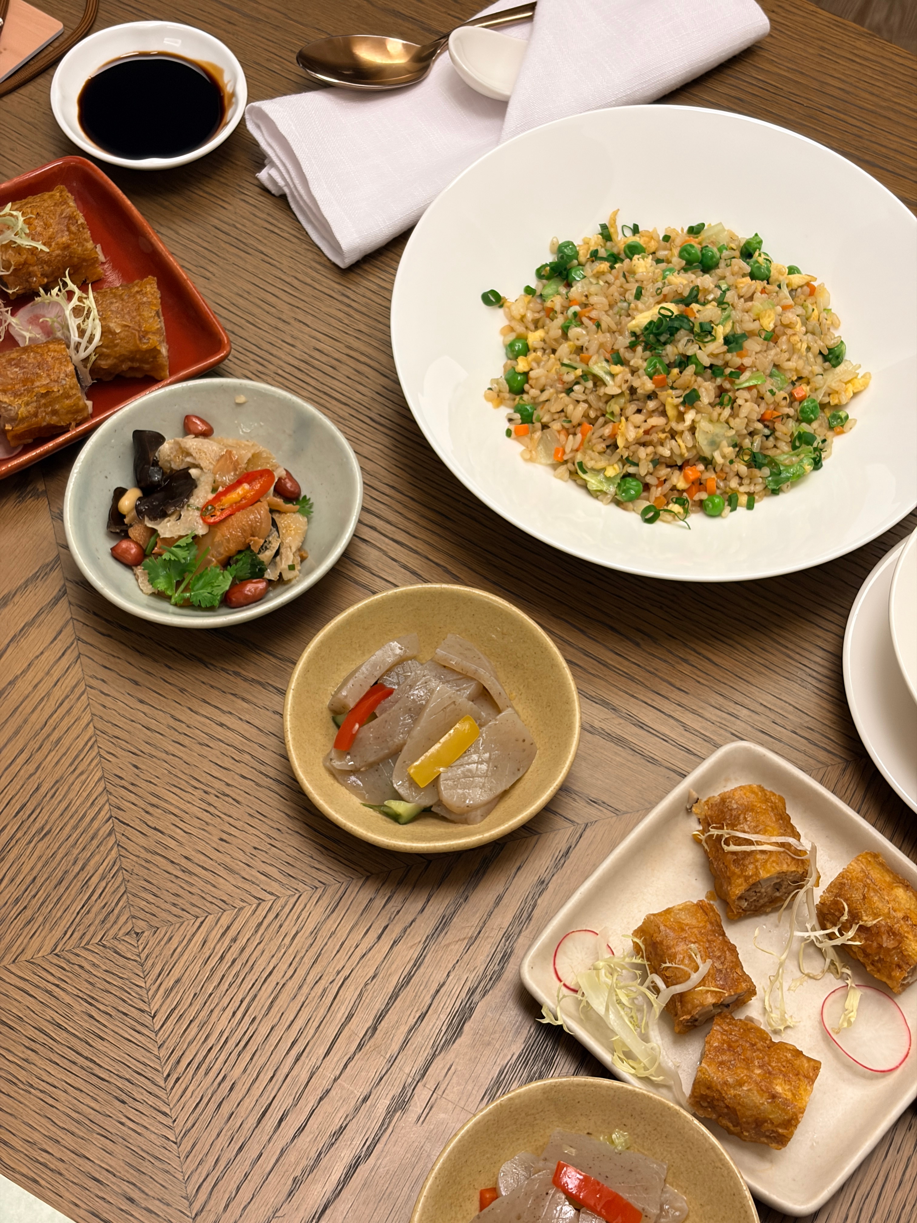 到酒店了，宵夜素食，第一次吃全素食餐，可以说吃的非常带劲了！[笑cry][衰] 