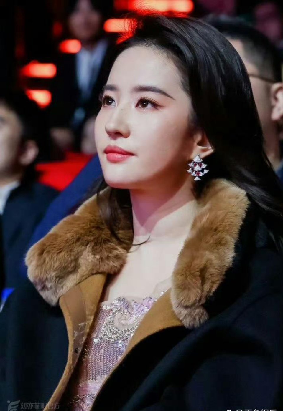 刘亦菲这一身妆造好贵气。 ​​​
