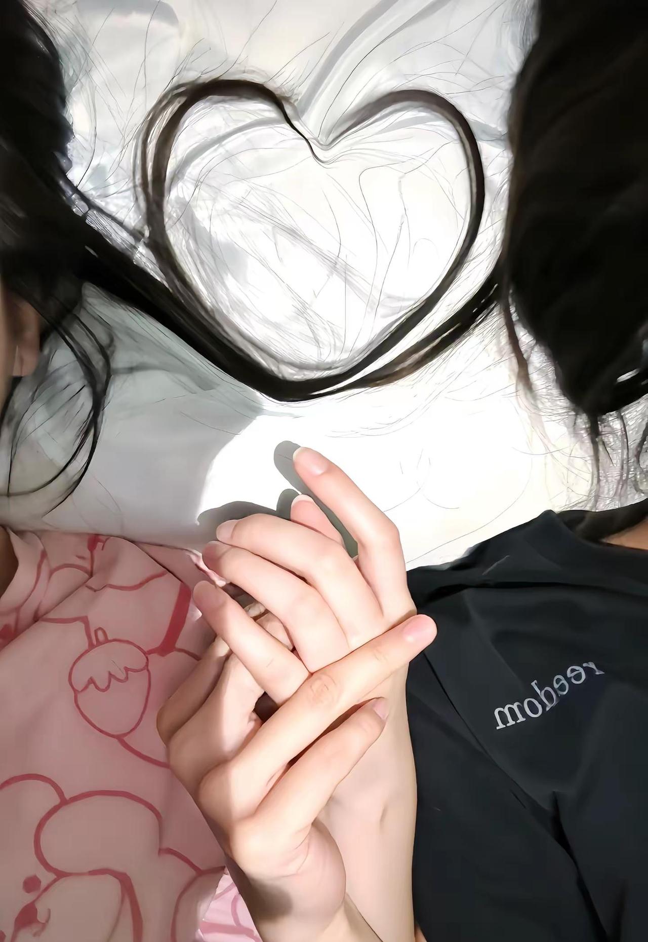 恋爱日记《喜欢你的第1542天》这是我们住在一起的最后一晚。今天我只想寸步不离挨