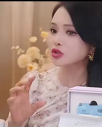 突然发现，伊能静真的好担心网友不看好她和秦昊。伊能静直播，谈论她和秦昊之间的爱情