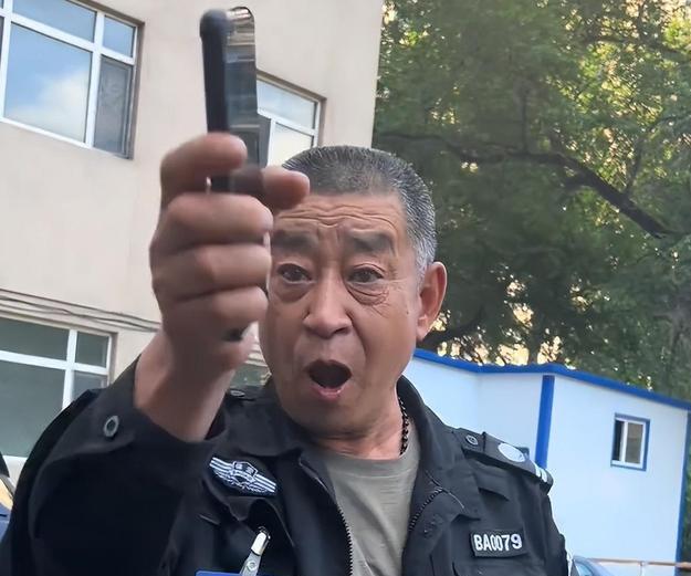 遛狗不捡屎，还让保安去擦？这事儿搁谁身上都得急眼！
昨天刷到一个事，真给我看乐了