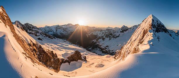 一位大商人说：
面对生人别露穷，面对熟人别露富：这才是真正的人情智慧。
为什么“