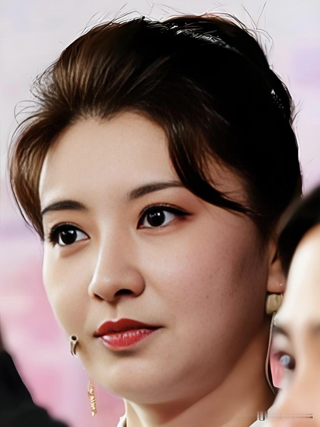 换成旗袍，你得美出天际，感觉她就是贤良柔美又多才艺的好女子！旗袍穿搭风格 减龄中