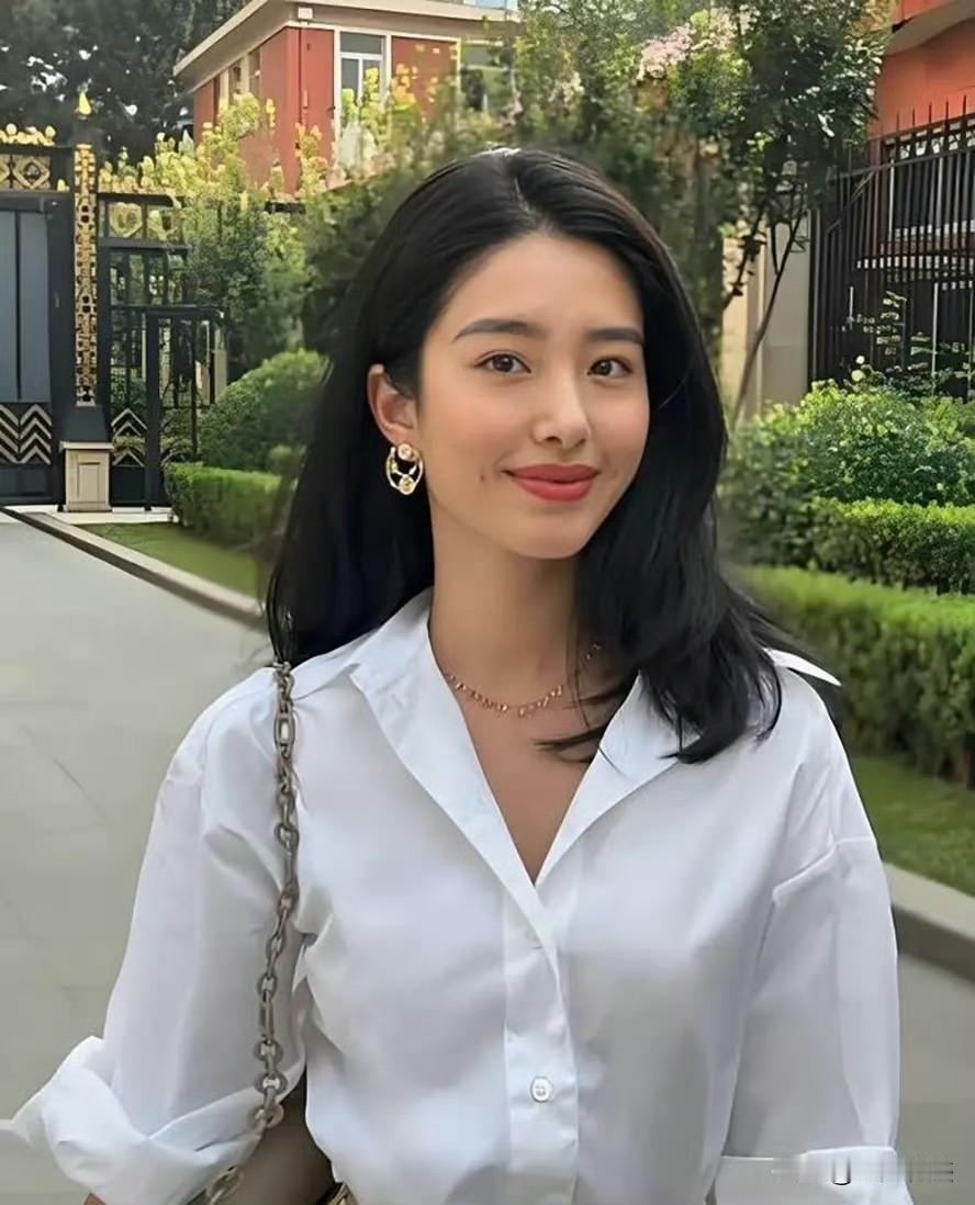 杨采钰，妥妥的成熟大气大美人来着，可惜有演员的运气，没有红的命！怎么捧都捧不红！