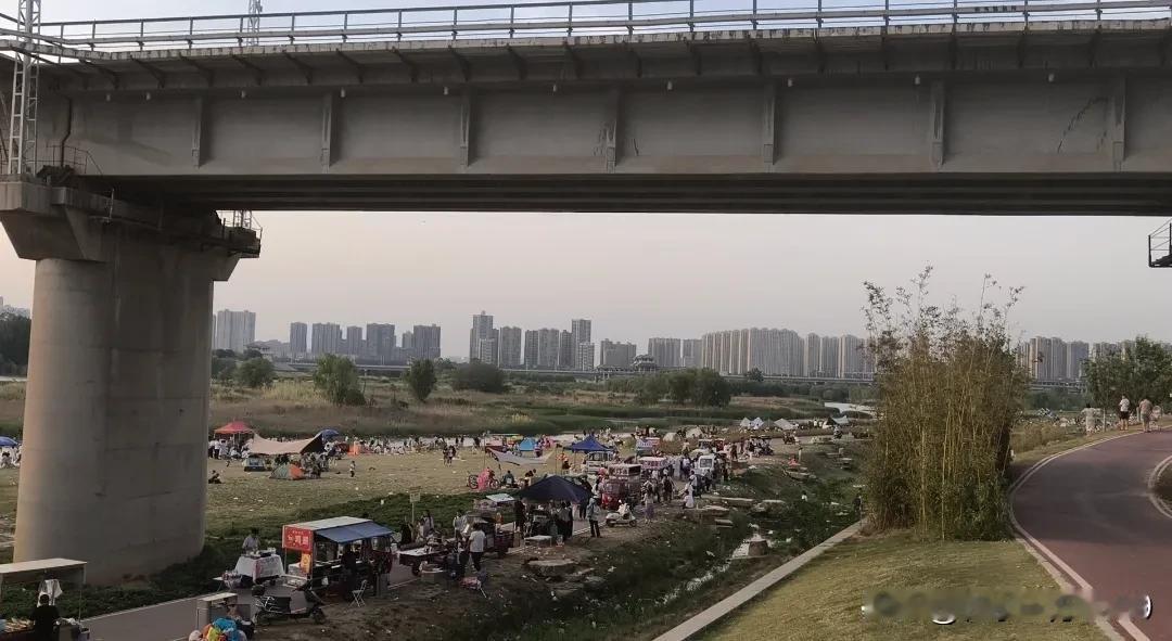 另外咱们西安浐灞国际港的长安系地标也是热门打卡地。在长安乐观看《无界·长安》，感
