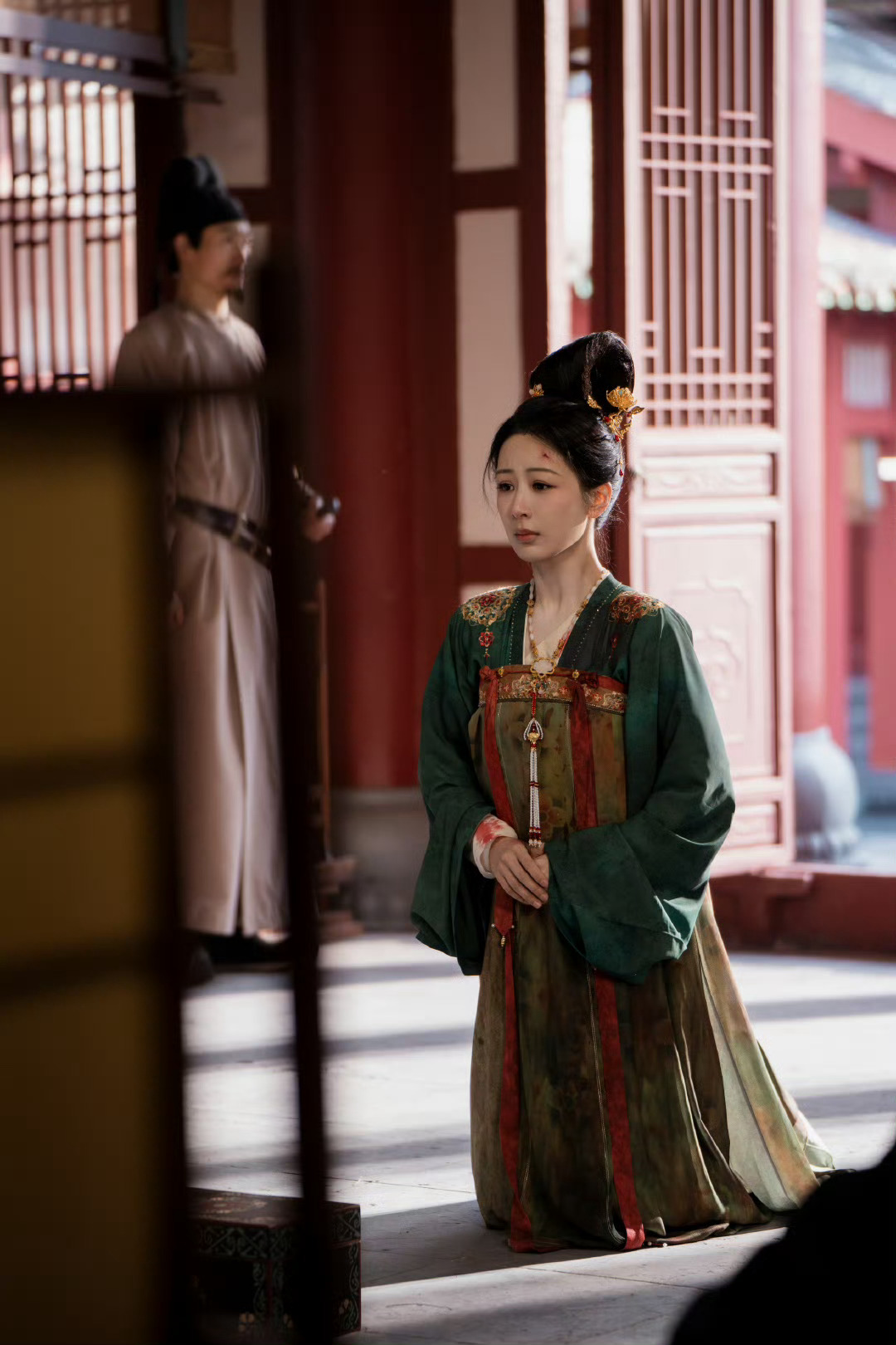 杨紫何惟芳打不落的希望  杨紫何惟芳只漏进足以温养花枝的晴朗 杨紫何惟芳打不落的