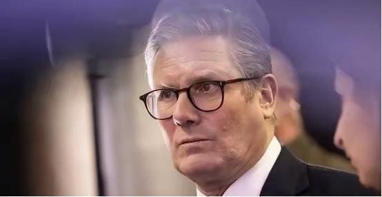 英国站起来了！英国首相斯塔默表示，格陵兰岛的未来应当是格陵兰自己和丹麦商量着来，