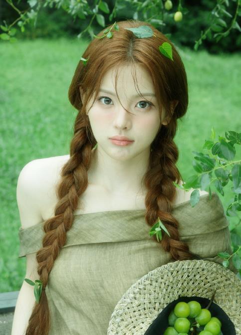 杨超越才发现照片里的虫子 最美“村花”，火箭少女三巨头的杨超越发布“狗尾巴草”写