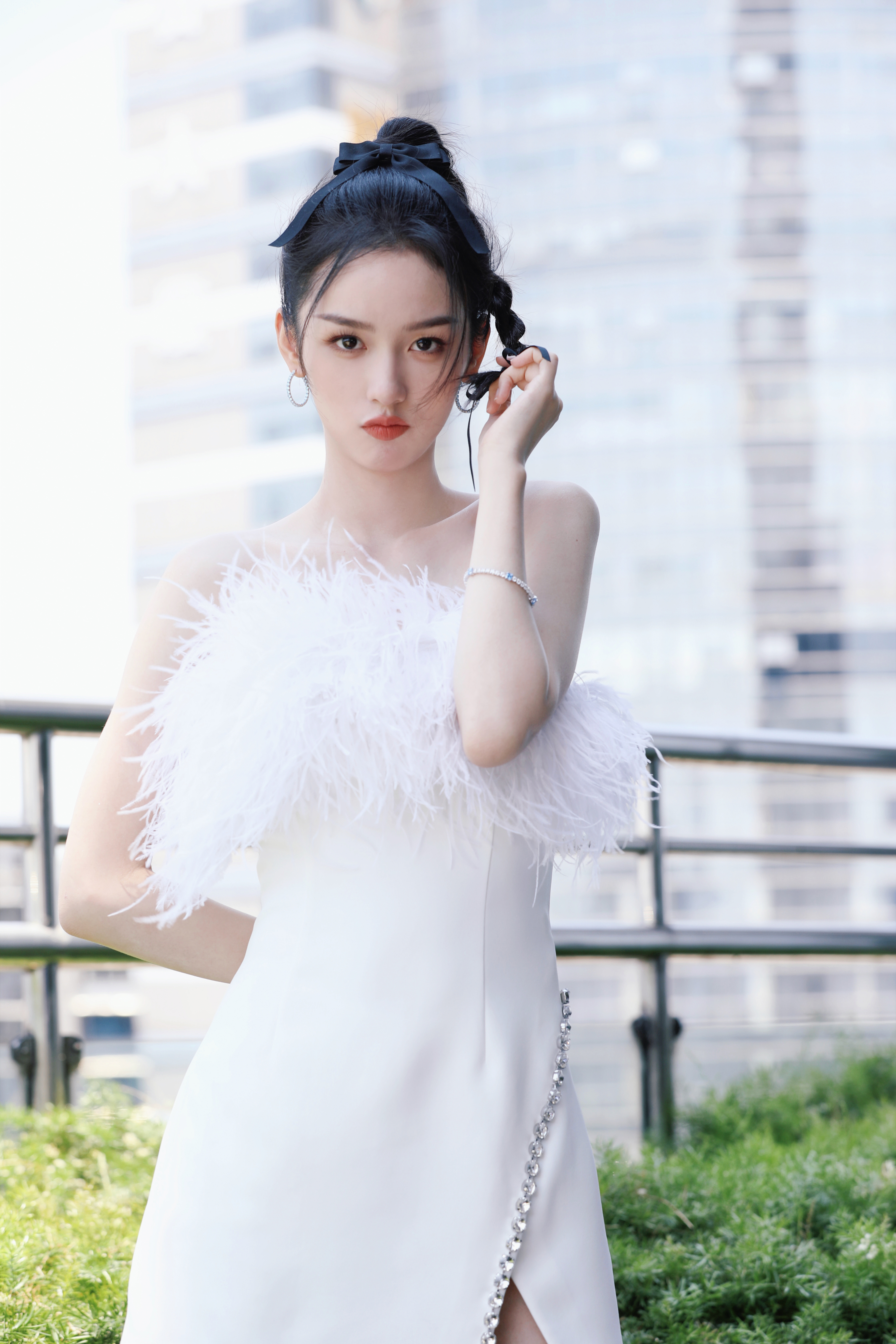👠周也也子超美周也小小的脸上全是五官