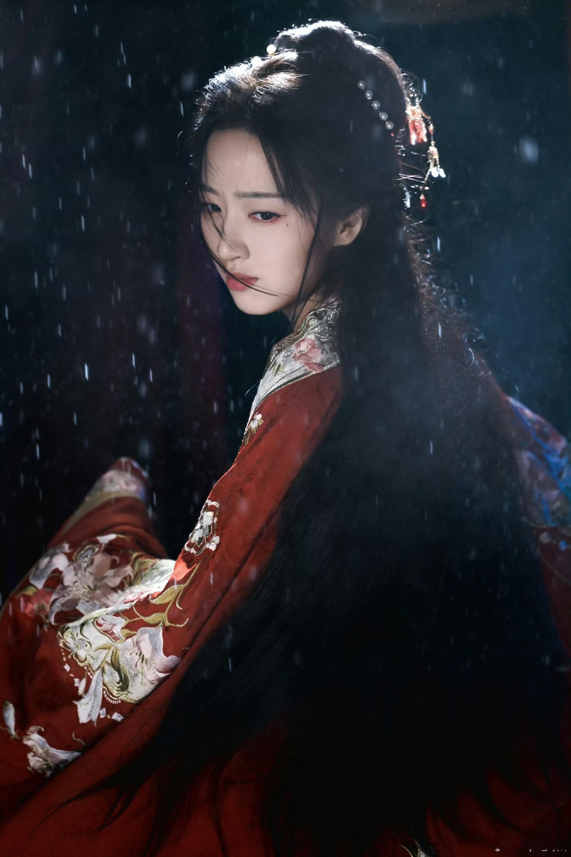 邓恩熙与晋江女主的适配度终于找到适配度满分的晋江文脸，邓恩熙眉眼自带清冷故事感，