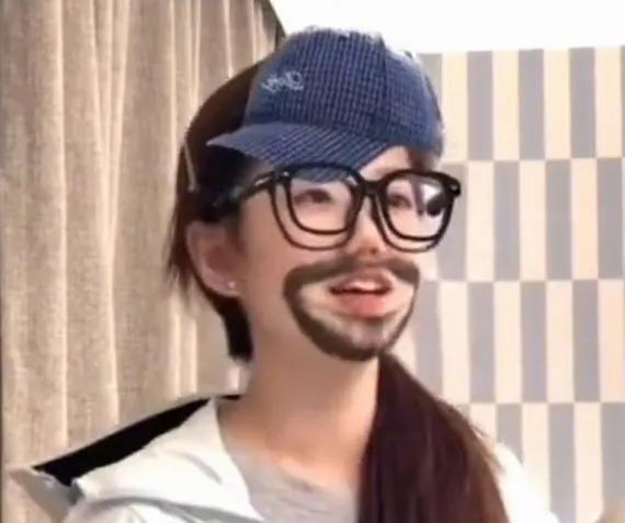 就这货色，这么恶心人的家伙，成年男人都不会碰吧，怕招惹一身晦气。更别说四岁的孩子