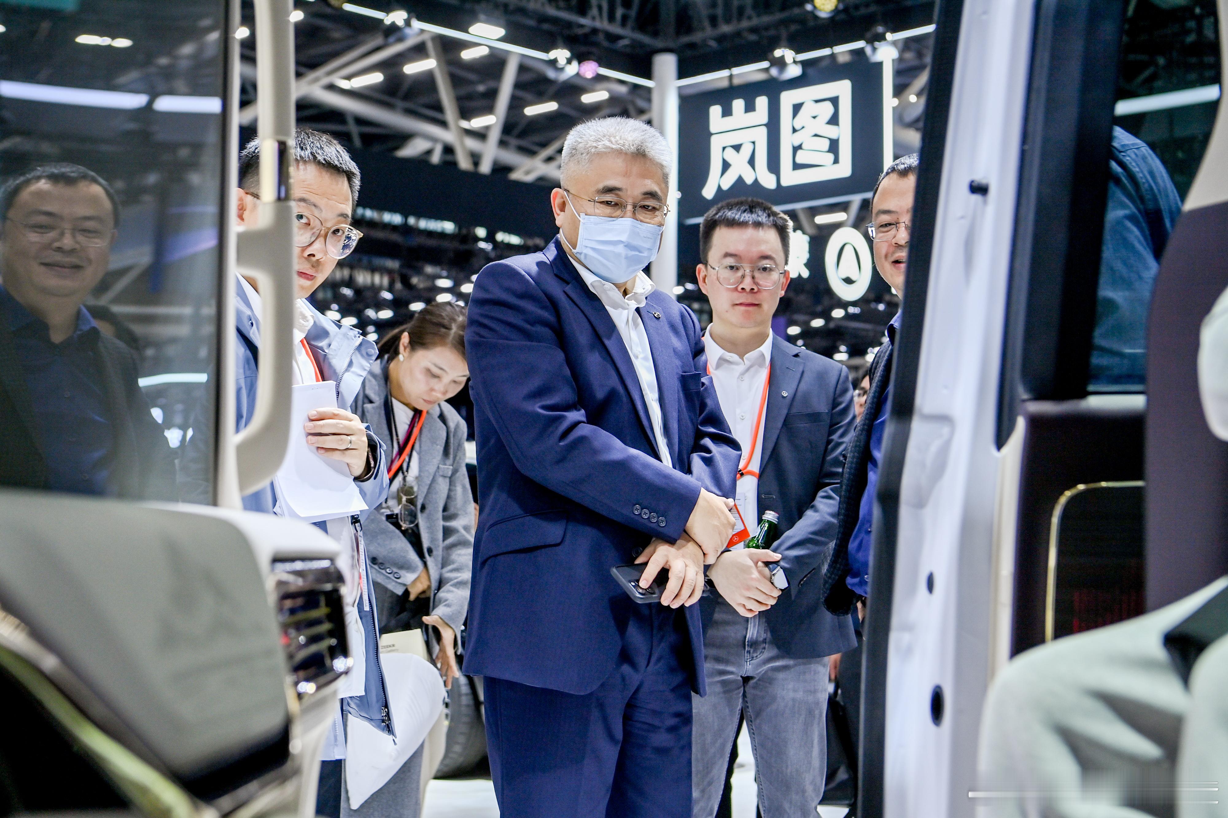 广州车展上演“神仙围观”！奔驰CEO段建军在岚图展台驻足半小时，比亚迪“技术狂人