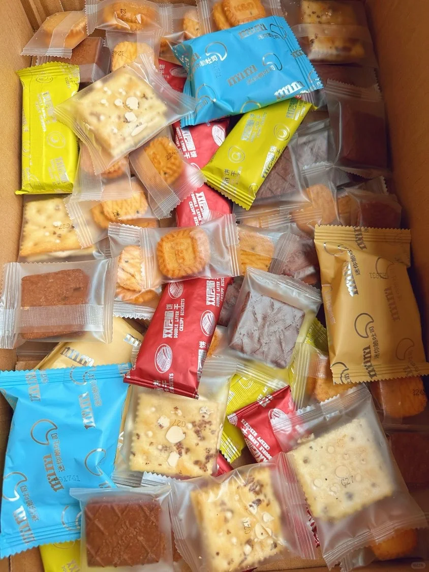 开学宿舍室友分享好吃的零食！