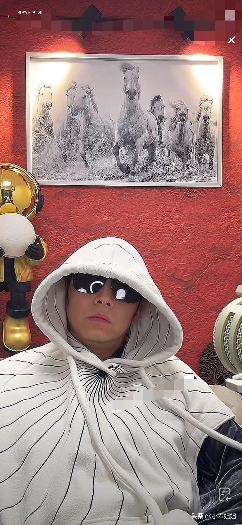马品同今天在直播间耍酷，就这么静静的看着镜头，一言不发！放着音乐！就这样直播间还