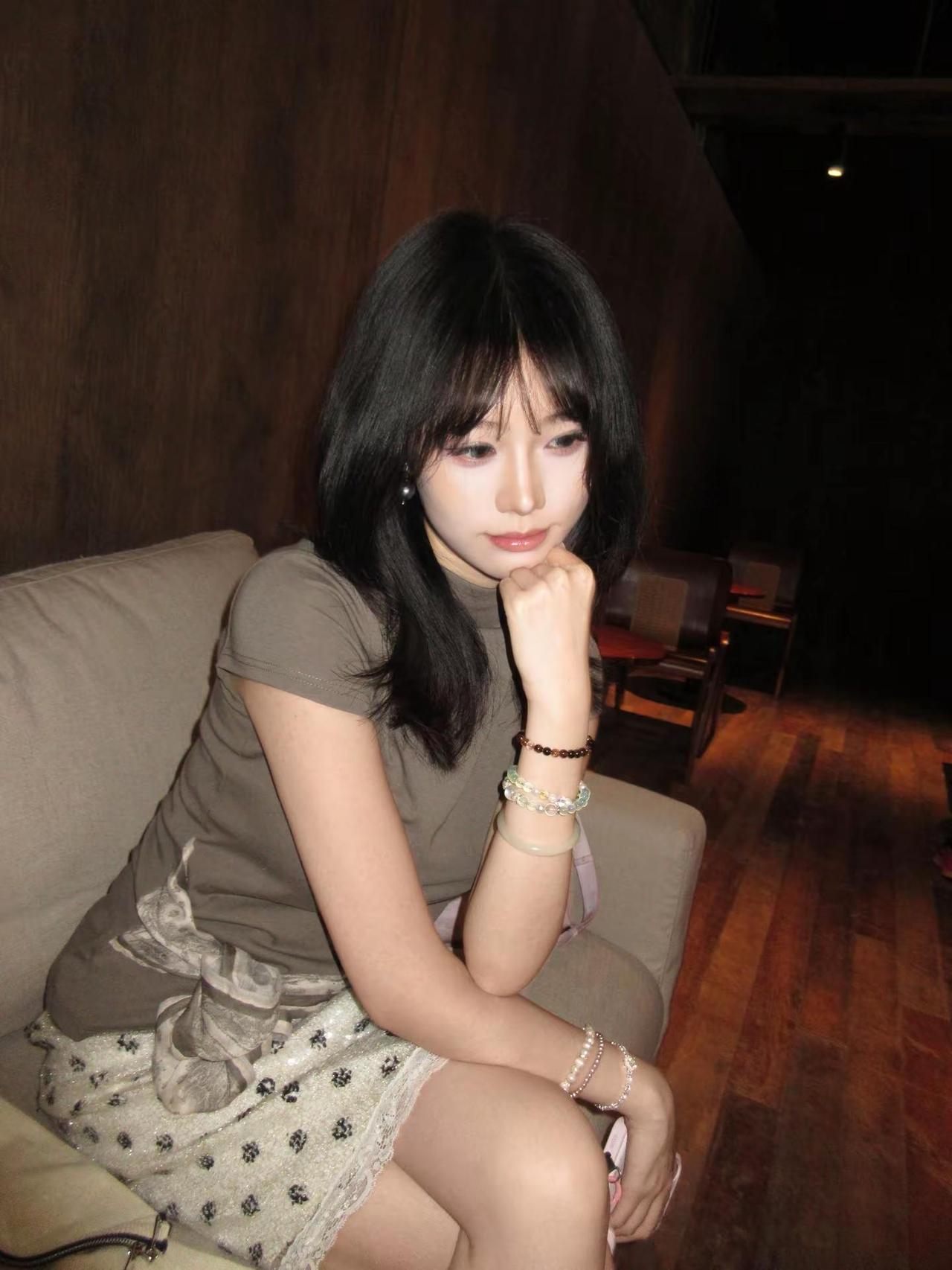 你温柔的唇 致命的眼神。拍照姿势