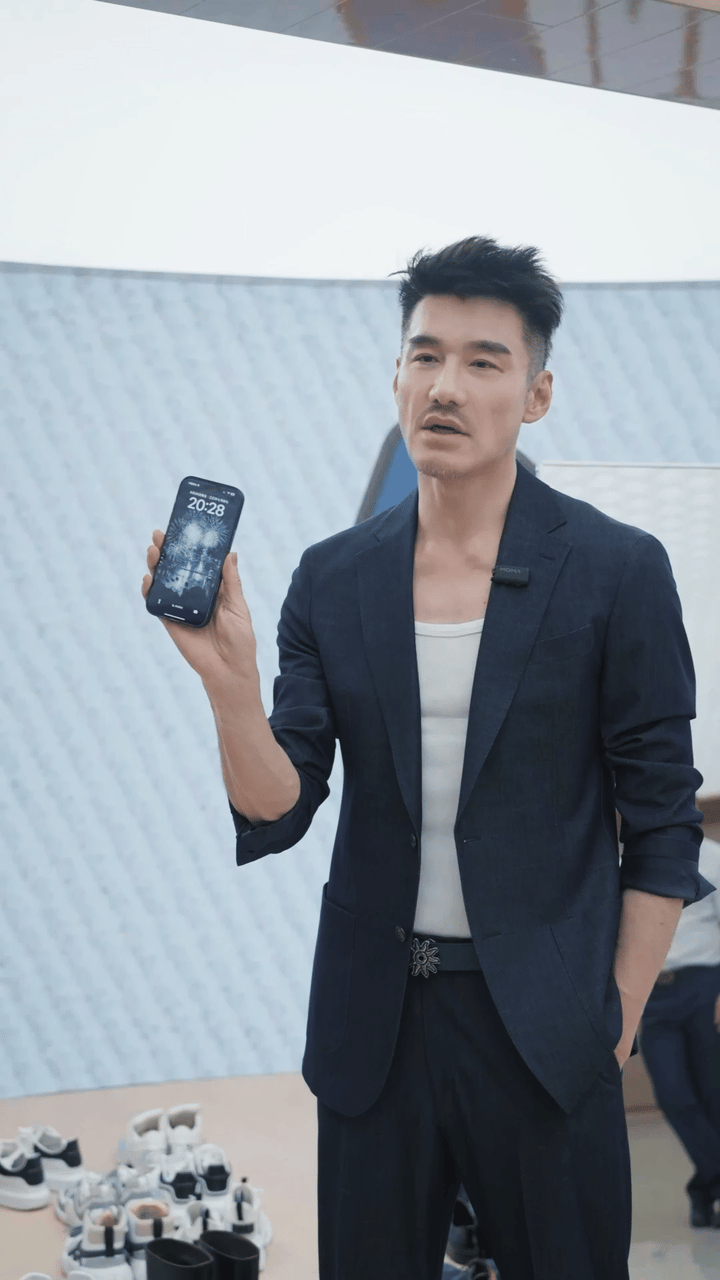 胡兵6小时狂试30套时装周战袍胡兵的试装日常太拼了！6 小时连续试 30 套时装