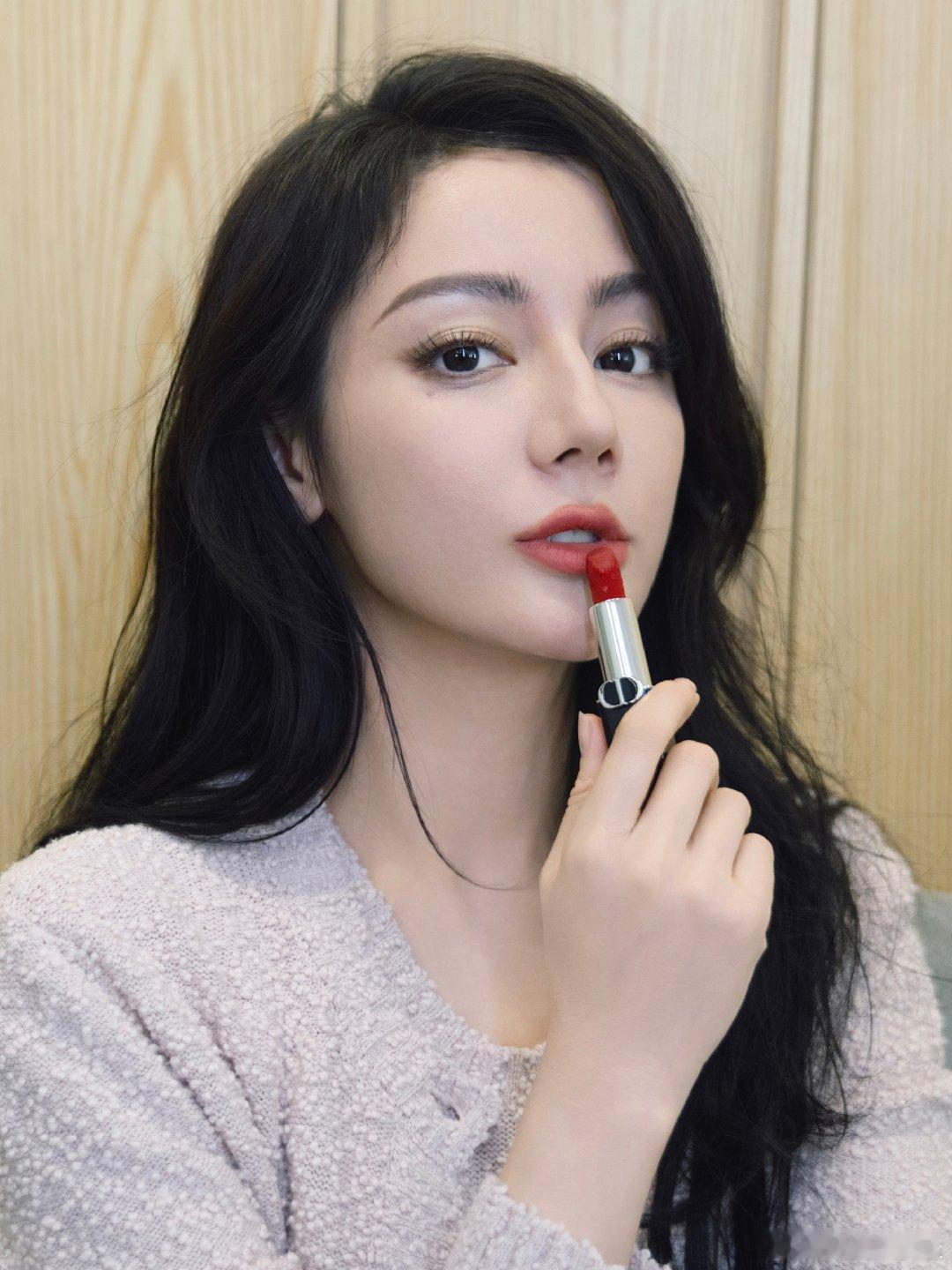 迪丽热巴红运开年 热巴的新年好物分享果然是精品！“锦鲤红”不仅颜色正，寓意更是满