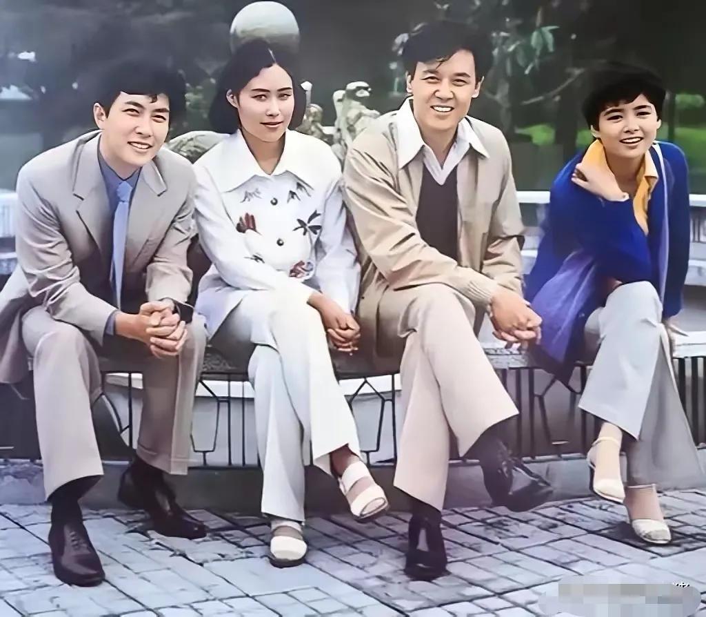这是当年中国著名的青年演员，左边数，唐国强、斯琴高娃、达式常、张瑜，当时是大家心