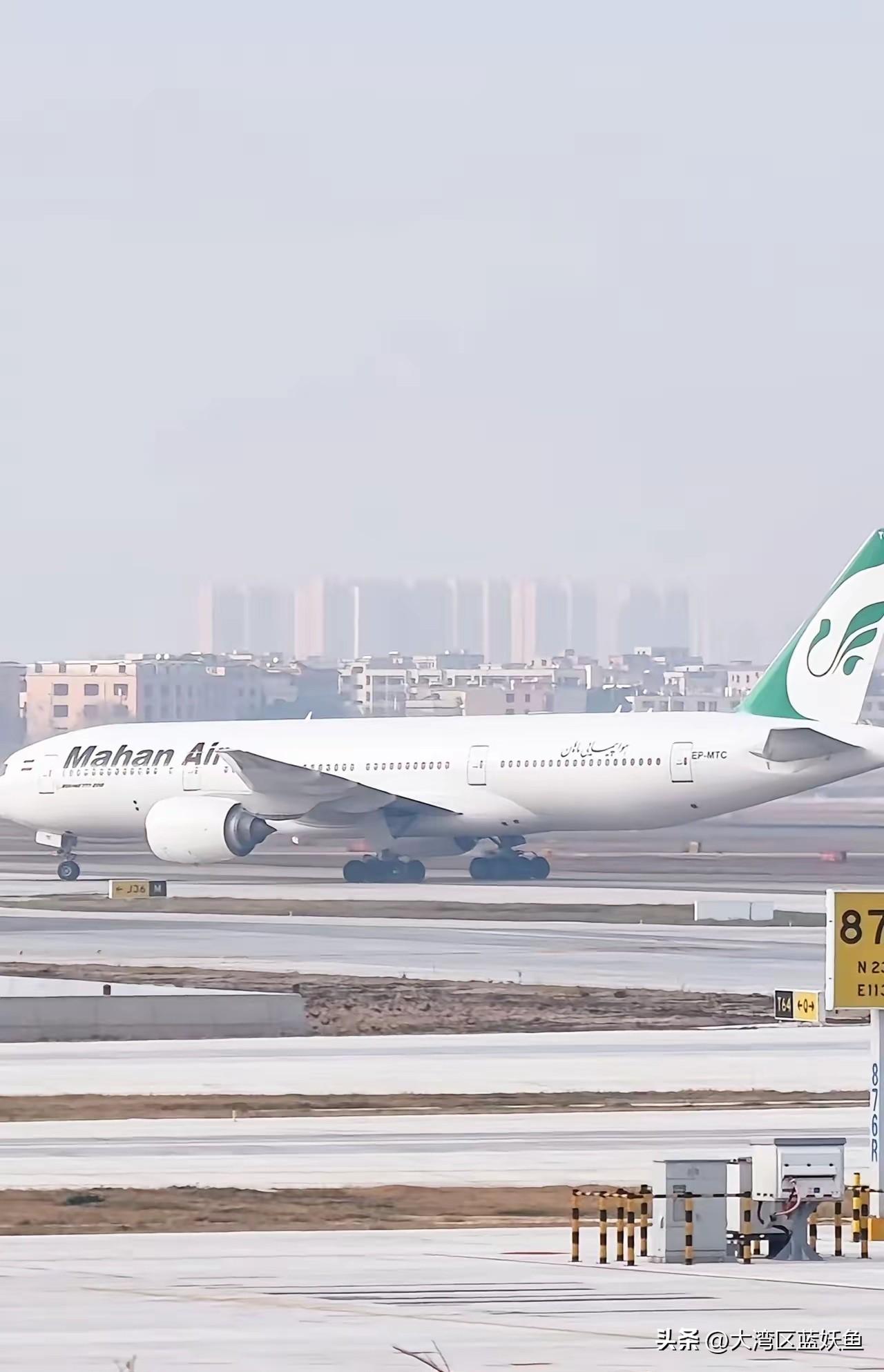 广州白云机场那架伊朗波音777，最近成了网友热议的焦点。来时好好的，现在却卡在这