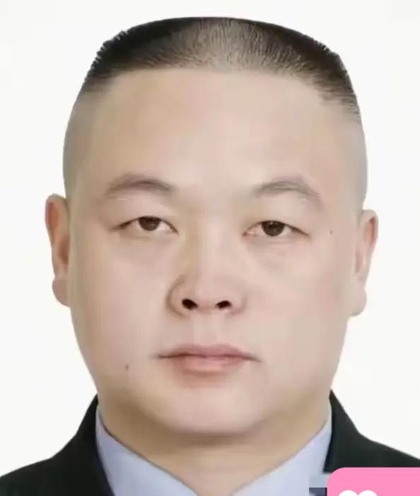 毛新宇真的牺牲了，

但不是牺牲在训练场，
也不是牺牲在与歹徒搏斗的过程中，而是