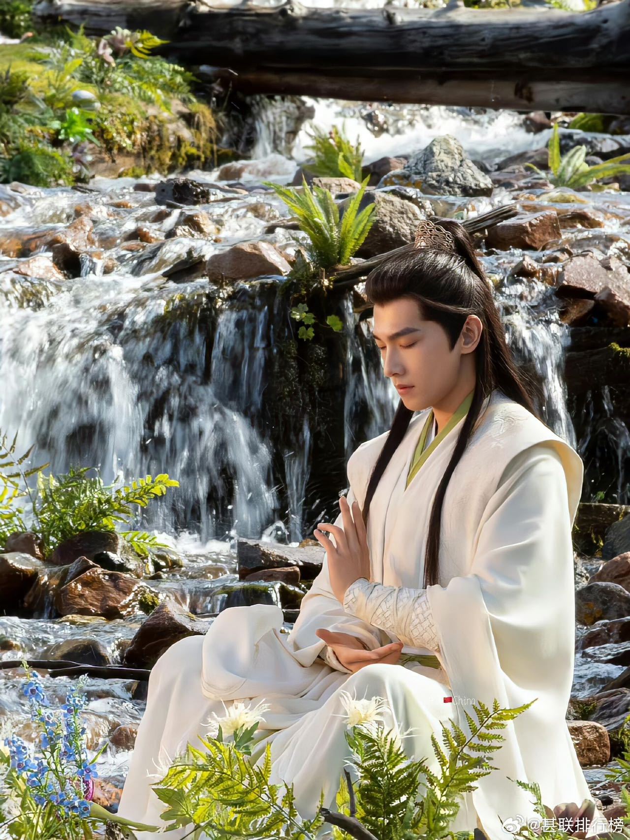 杨洋梦回一笑倾城 很难不感叹杨洋的状态，岁月几乎没有在他身上留下痕迹，一个抬眼就