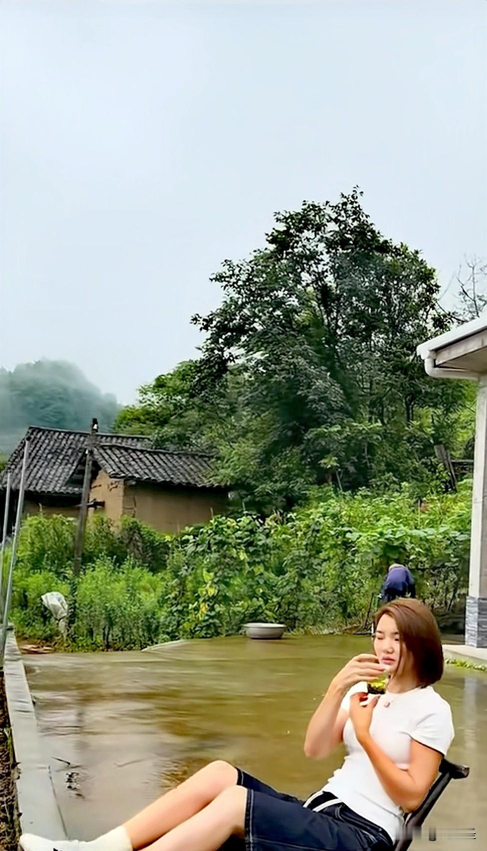 翻相册时看到这张随手拍的天空照，画面一下子就把我拉进去了。天空阴沉沉、浮浮沉沉的
