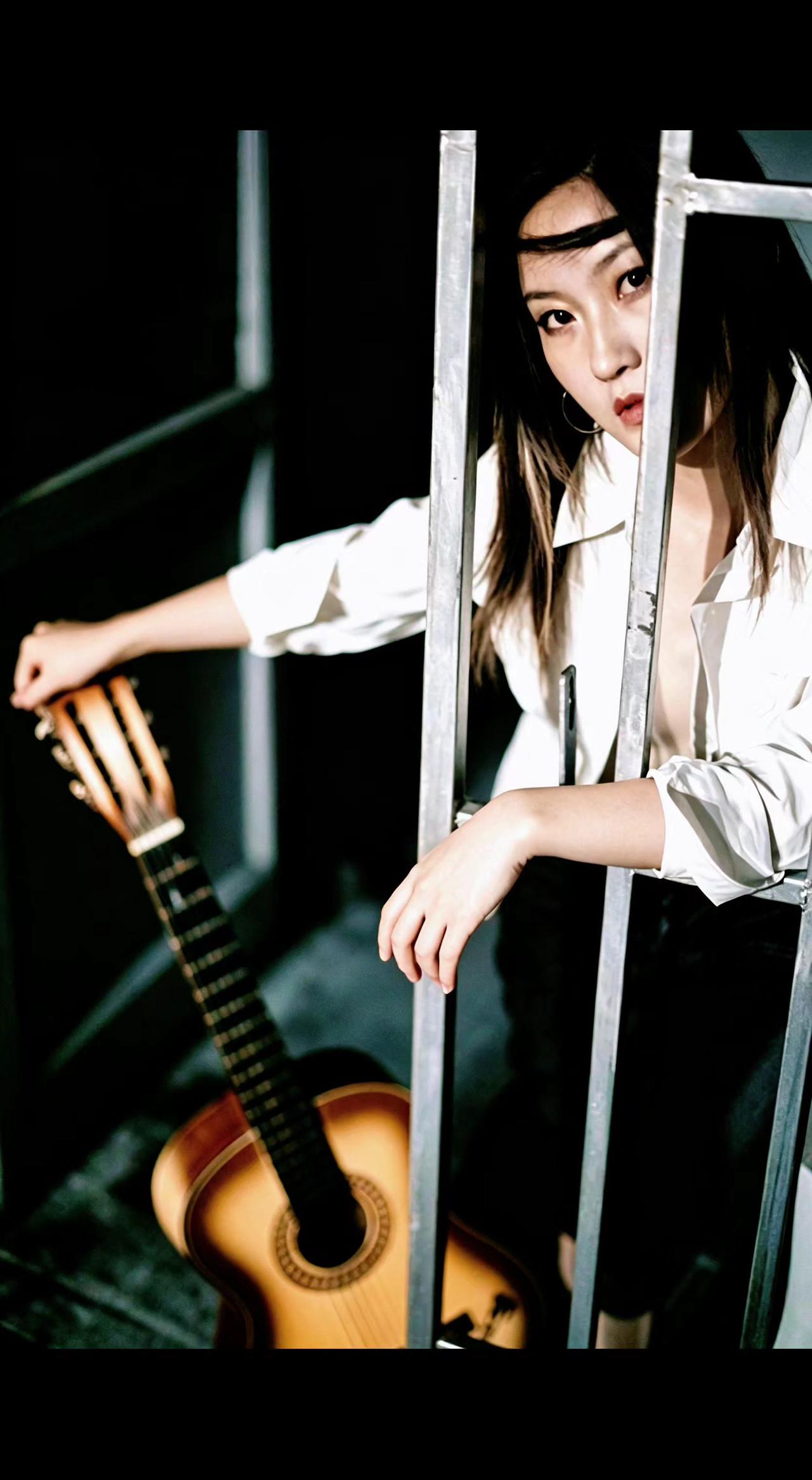 🎸铁栏困不住指尖的风，琴弦震颤着自由的魂。孤独是灵感的囚衣，挣脱时方见艺术真章