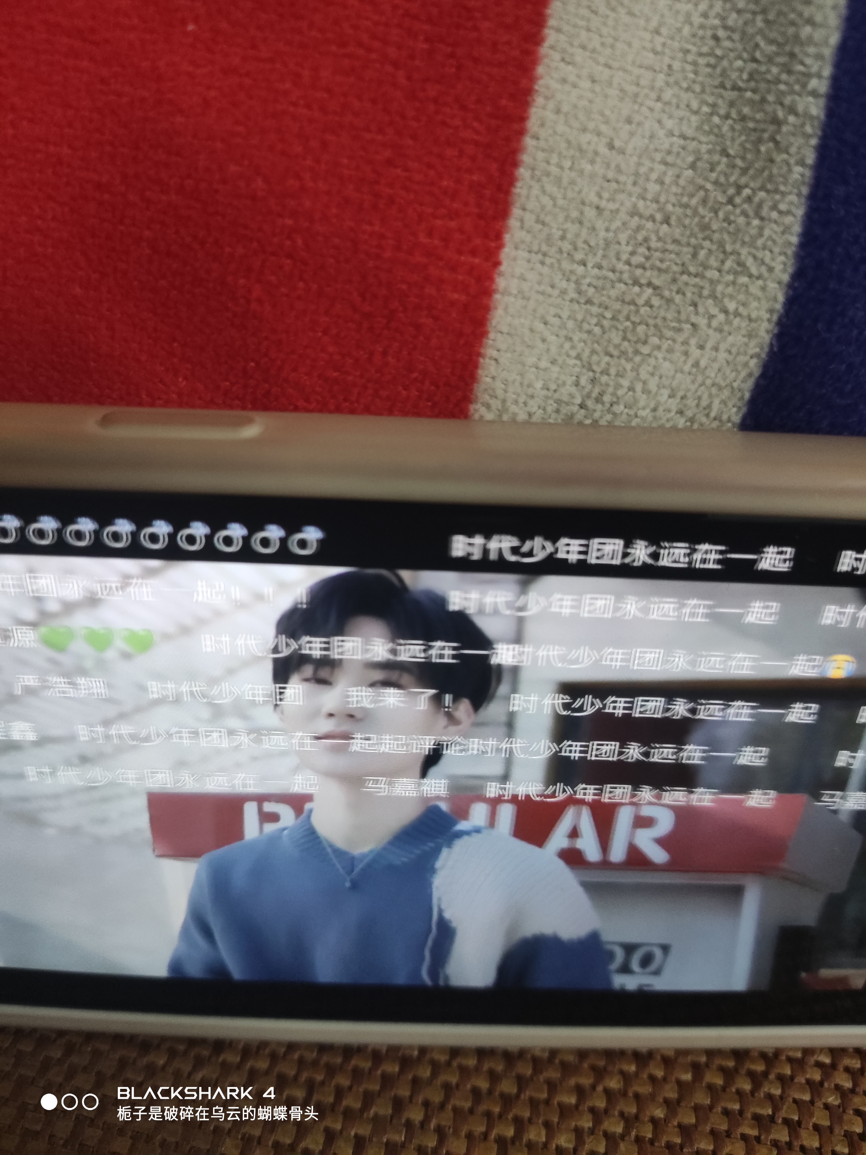 “星火点缀人间，枯叶在秋风中结束 光从希望之中成长”“皎皎明月照大地 朵朵玫瑰赠