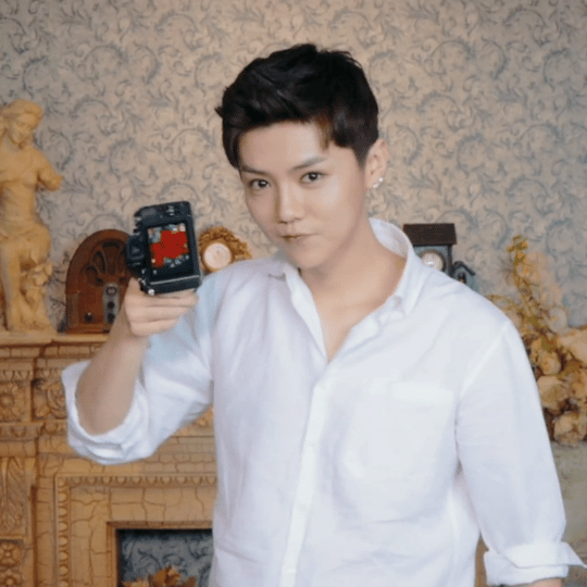 鹿晗欠了一屁股债这是什么词条啊？ ​​​