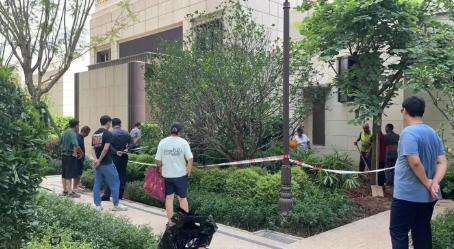 太揪心了！广州，一名34岁女业主在家做清洁，抹布不慎掉到楼下草坪，她下楼弯身去捡