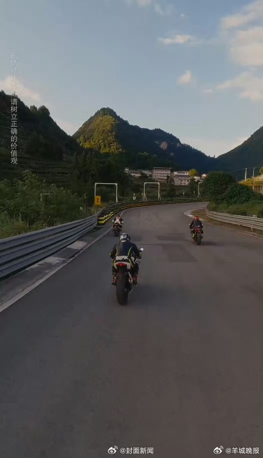 【#张雪机车曾被用作短剧男主夺冠车#】#张雪机车夺冠短剧铁骑逐风翻红#去年，一部