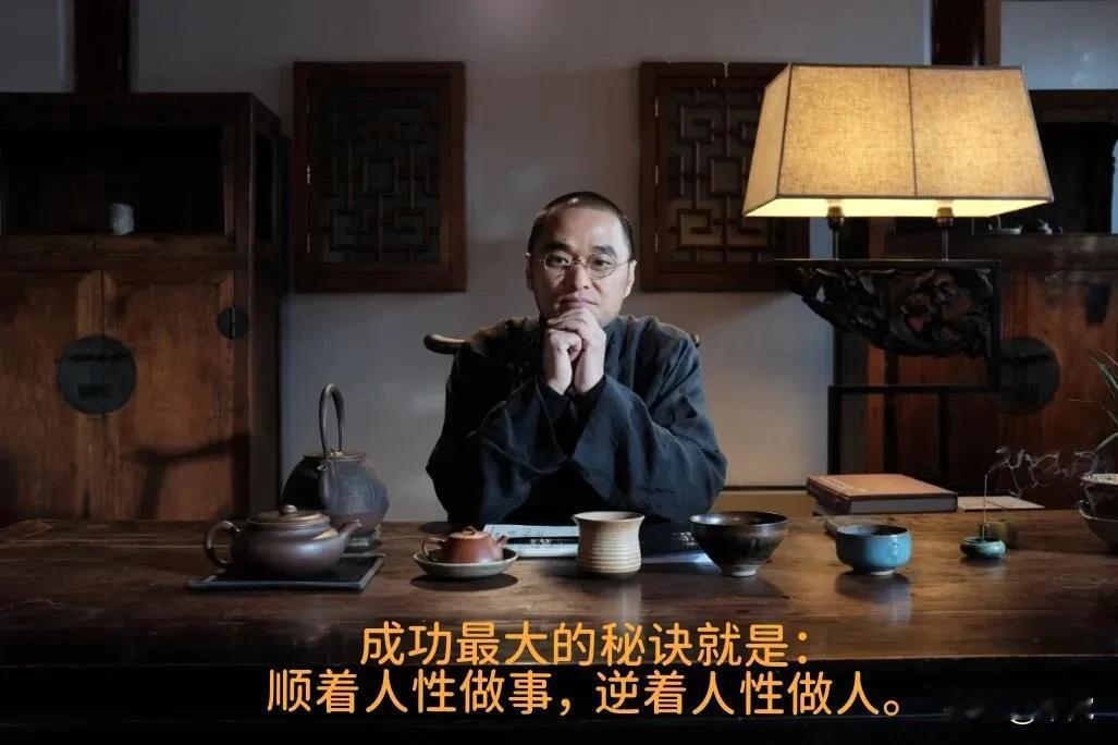 2014年，冯唐正在家中泡茶，随身佩戴多年的古玉突然碎掉，一种不详的预感涌上心头