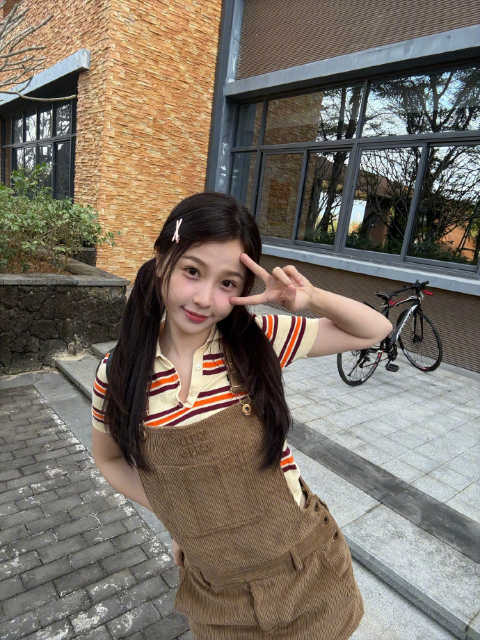 虞书欣呈现暮暮上学车行、开家长会的场景，同步晒出三种场景下的姜暮，还与何与进行回